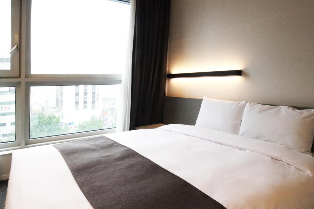 Grand City Hotel Changwon Bagian luar foto