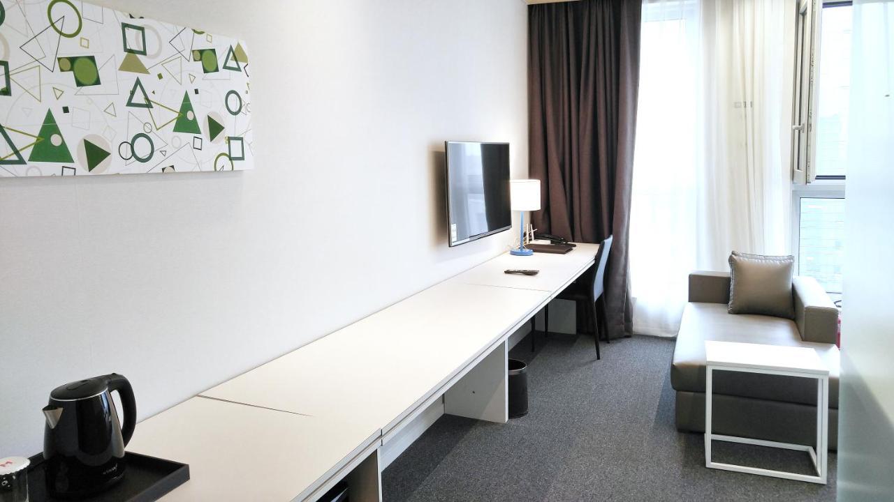 Grand City Hotel Changwon Bagian luar foto